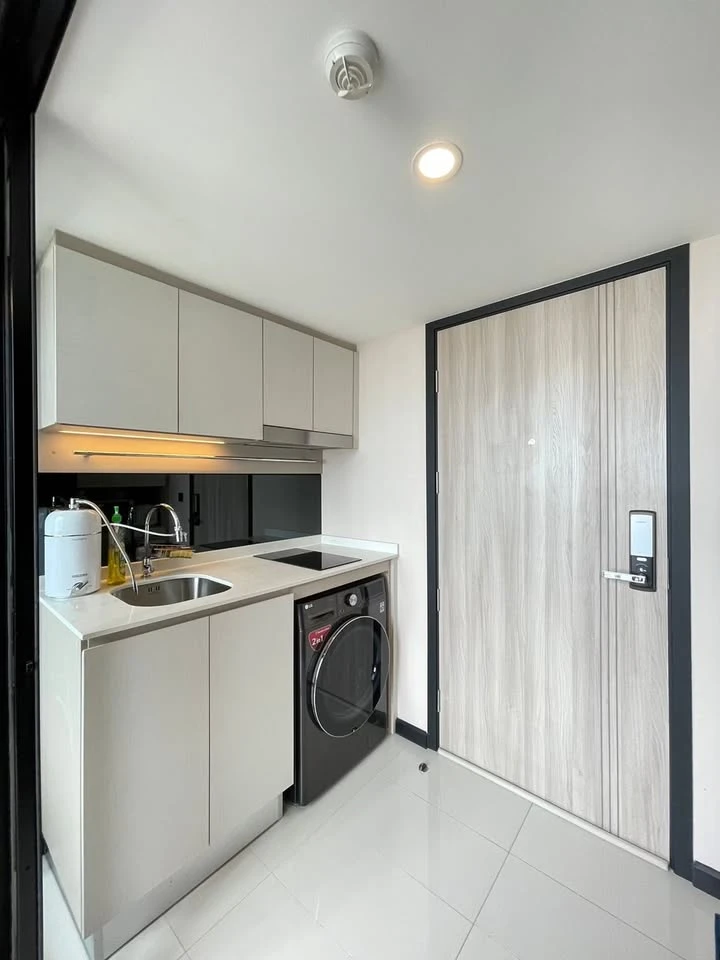 Knightsbridge Prime Sathorn, high floor, ready to move in, spacious and comfortable. Hurry and book now, don't miss out!