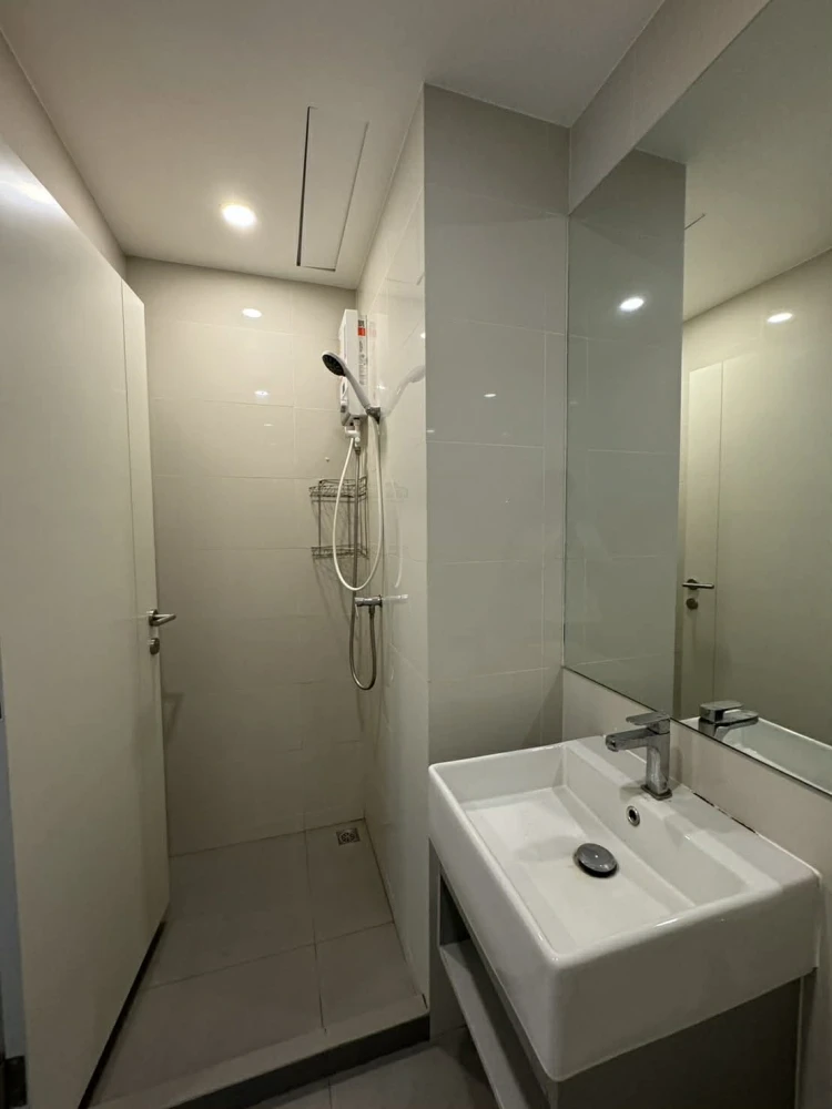 For rent: KnightsBridge Prime Sathorn, corner unit with unobstructed city views. High level of privacy and tranquility. Don't miss out!
