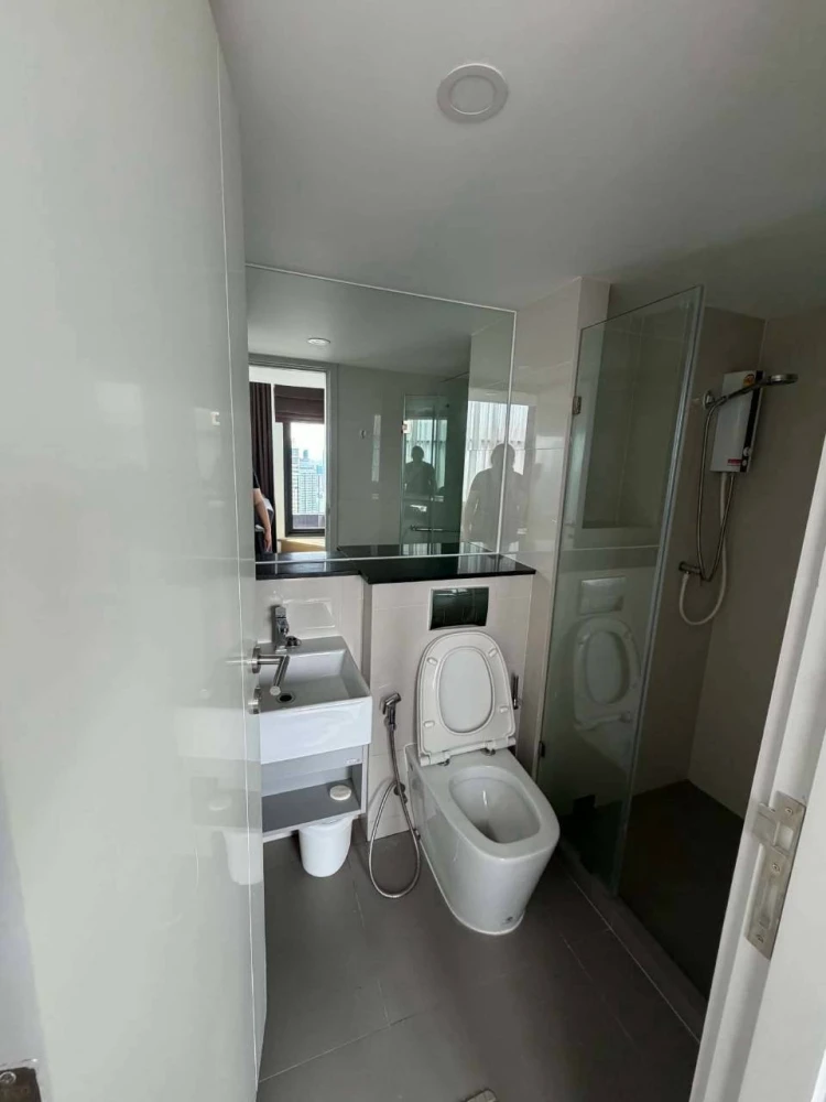 For rent: KnightsBridge Prime Sathorn, high ceilings, spacious, fully furnished, prime location, beautiful view. Book now!