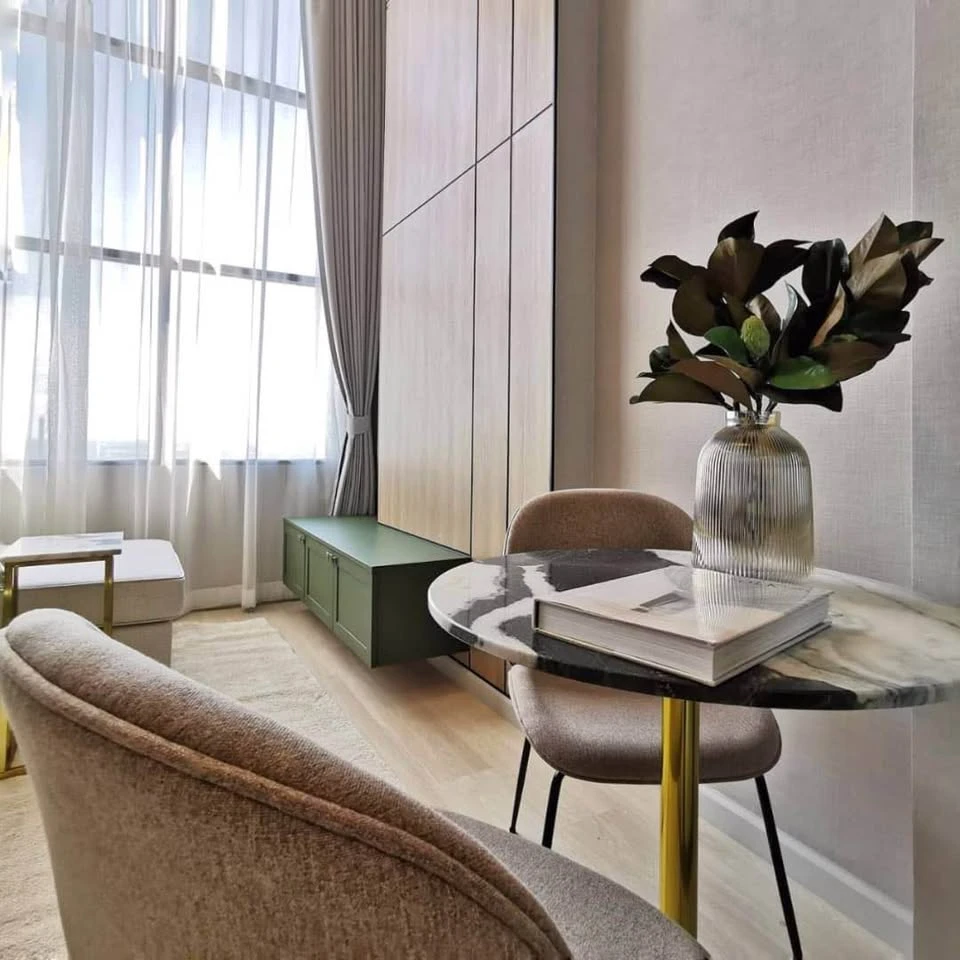 For rent: KnightsBridge Prime Sathorn, beautifully decorated room, high ceiling, airy, fully furnished, book now.