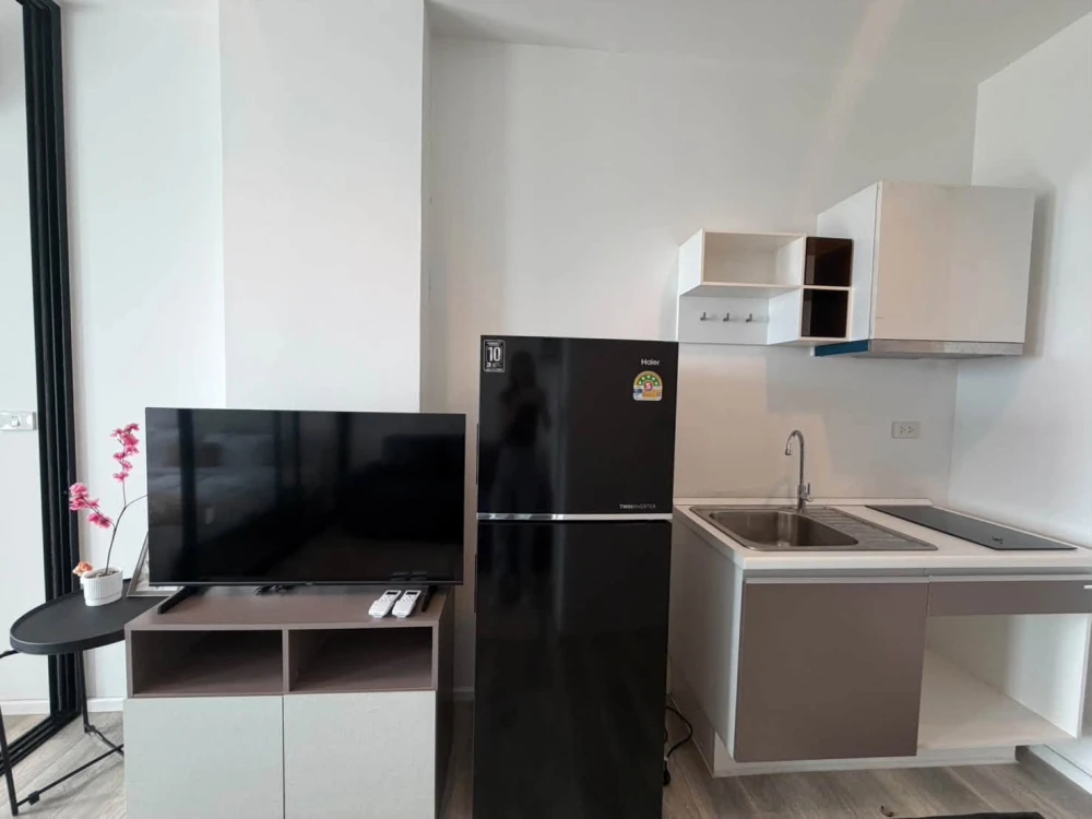 For Rent: Knightsbridge Sky River Ocean. Very high-floor unit with a river view. Convenient location—no need to go into a side street; easy access.