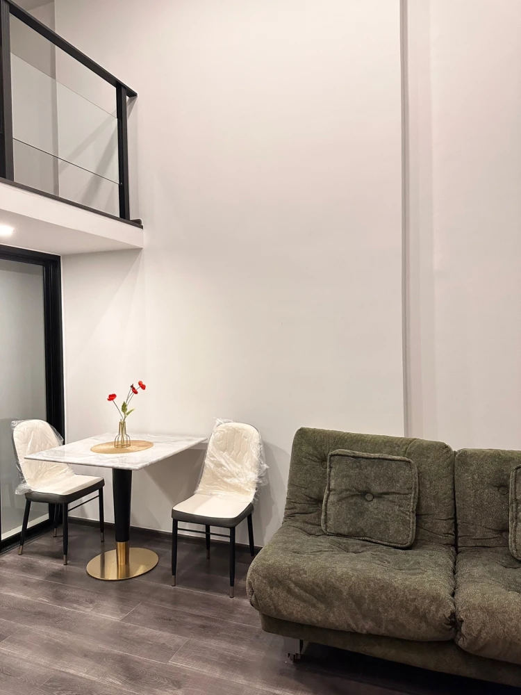 For rent: Knightsbridge Space Rachayothin, 26th floor, very high, duplex room, high ceiling, hurry up and grab it.