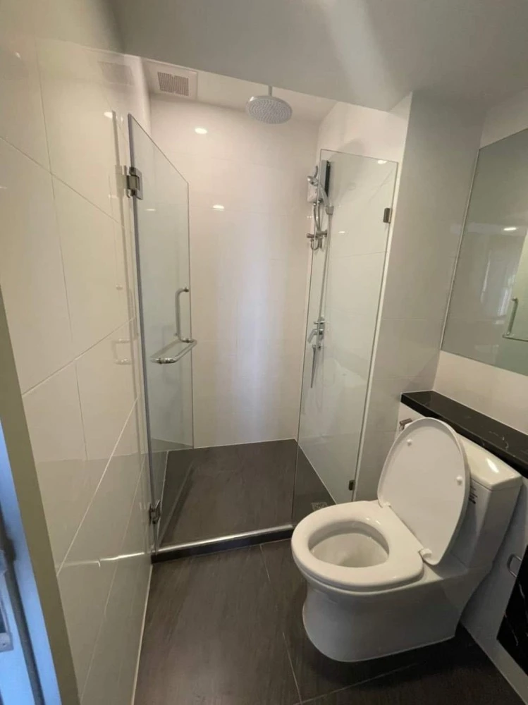 For rent: KnightsBridge Space Rachayothin. Spacious room with high ceilings, fully furnished, and beautiful view. Book now!