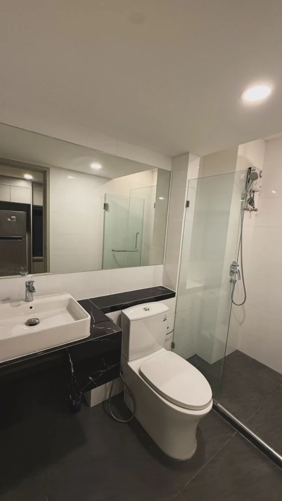 For rent: KnightsBridge Space Rachayothin.A lovely unit with high ceilings, spacious and airy,fully furnished,and with a walk-in closet. Don't miss it
