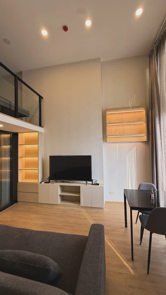 For rent: KnightsBridge Space Rachayothin.A lovely unit with high ceilings, spacious and airy,fully furnished,and with a walk-in closet. Don't miss it