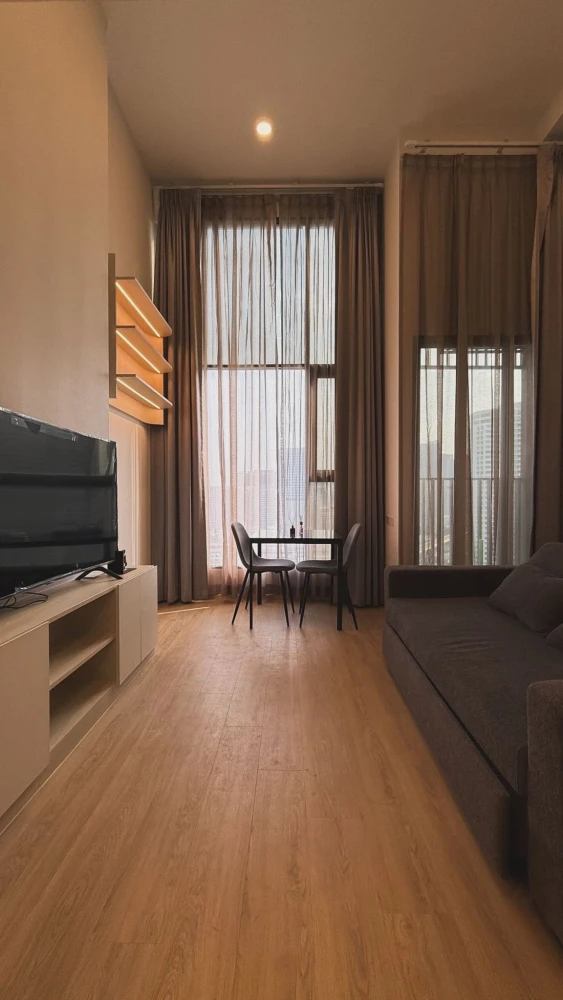 For rent: KnightsBridge Space Rachayothin.A lovely unit with high ceilings, spacious and airy,fully furnished,and with a walk-in closet. Don't miss it