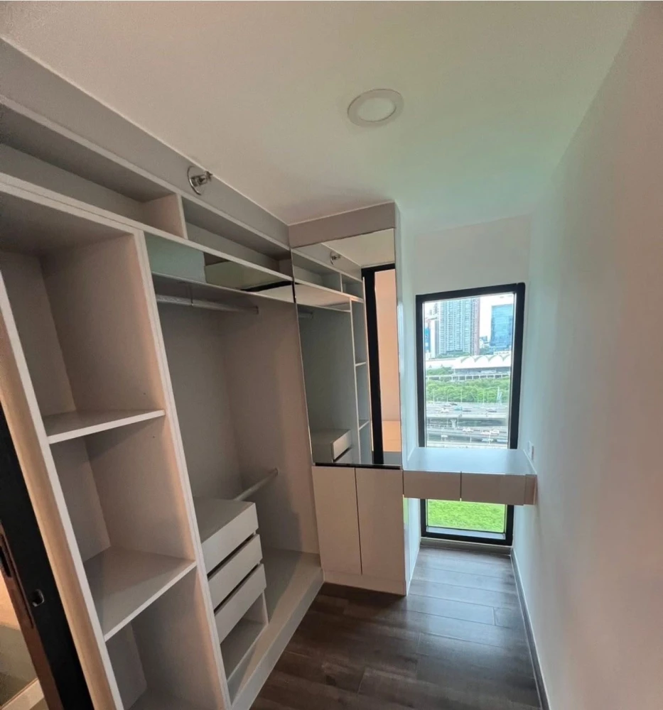 KnightsBridge Space Rama 9 for rent, spacious room, lots of usable space, high ceiling, airy, good location, reserve now.