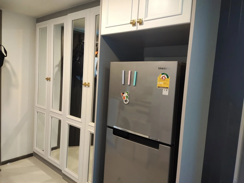 For rent: KnightsBridge Space Rama 9, a comfortable room, high ceiling, airy, spacious, lots of usable space, comes with complete furniture, book now.