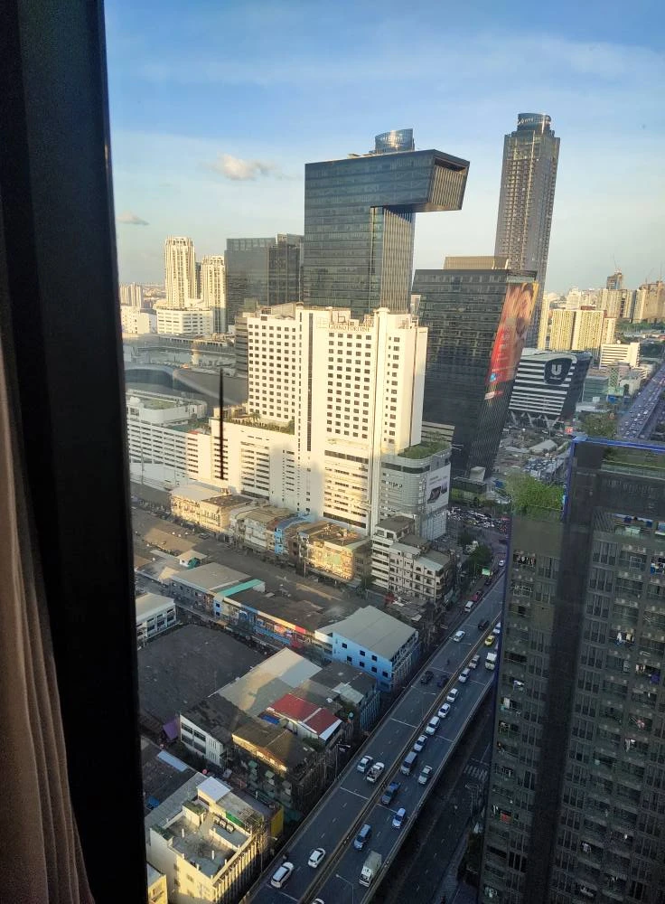 For rent: KnightsBridge Space Rama 9, a comfortable room, high ceiling, airy, spacious, lots of usable space, comes with complete furniture, book now.