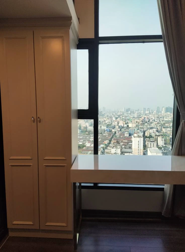 For rent: KnightsBridge Space Rama 9, a comfortable room, high ceiling, airy, spacious, lots of usable space, comes with complete furniture, book now.