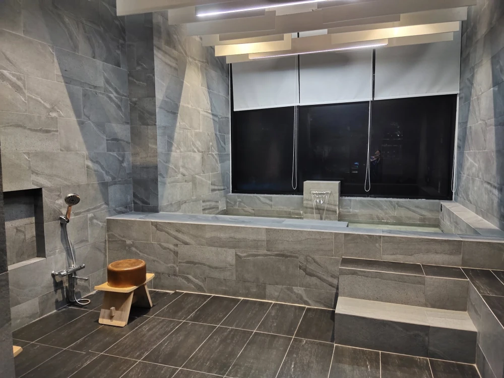 For rent: KnightsBridge Space Rama 9, a comfortable room, high ceiling, airy, spacious, lots of usable space, comes with complete furniture, book now.