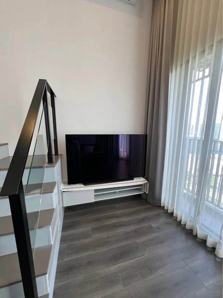For rent Knightsbridge Space Ratchayothin, duplex room, 1 bedroom, 1 bathroom, very high floor, private corner room, hurry and book now.