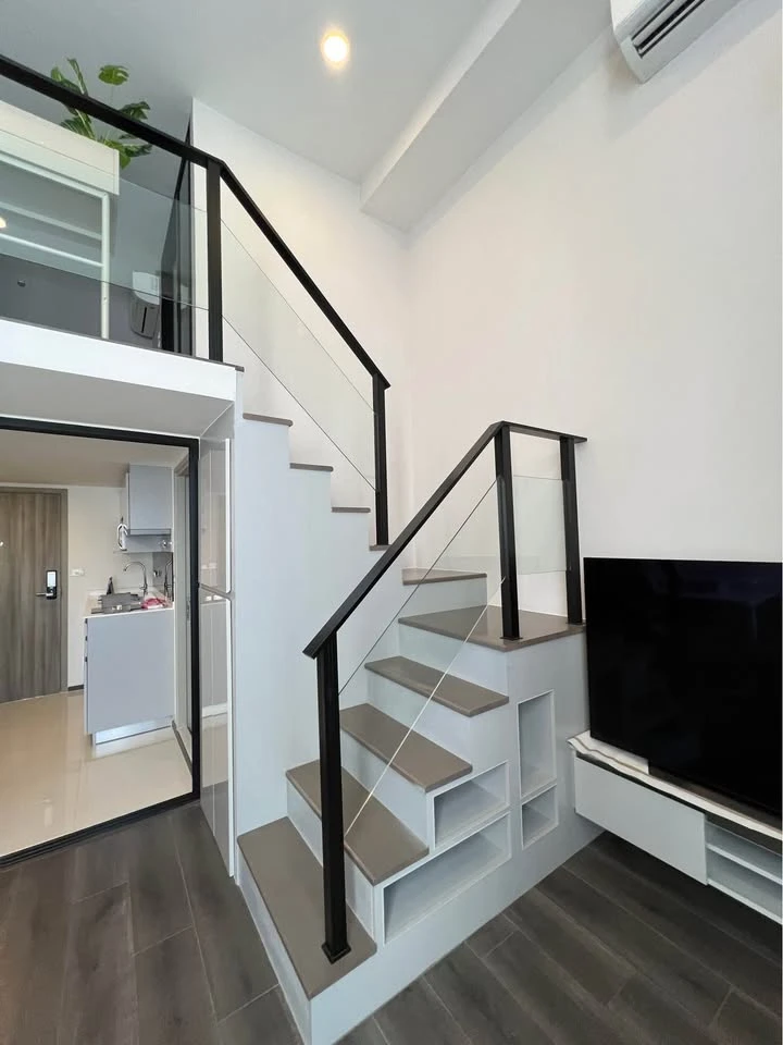 For rent Knightsbridge Space Ratchayothin, duplex room, 1 bedroom, 1 bathroom, very high floor, private corner room, hurry and book now.