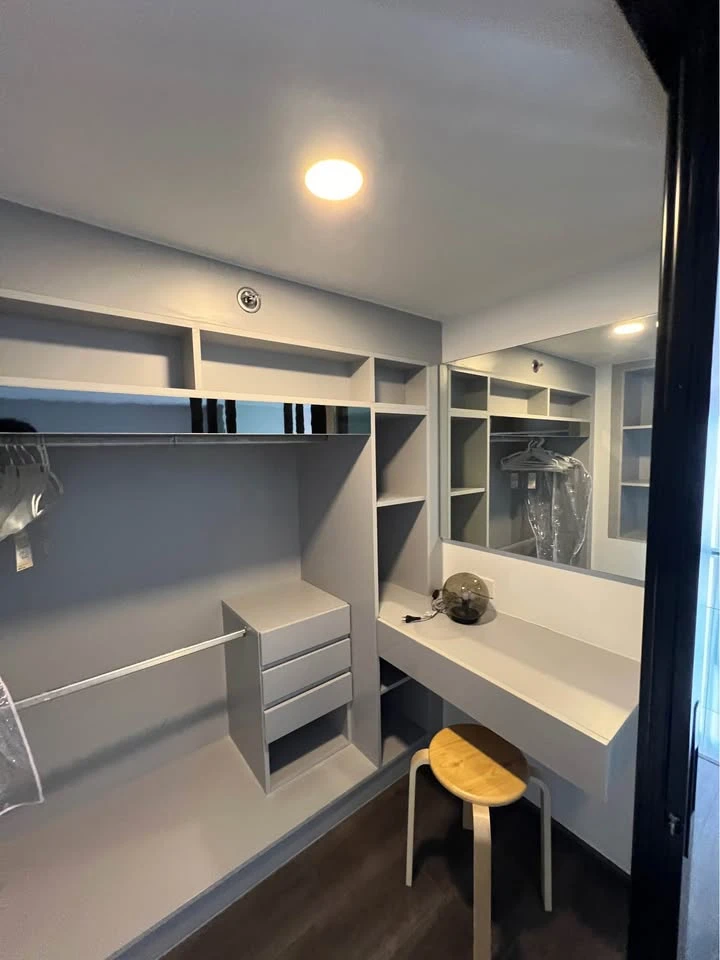 For rent Knightsbridge Space Ratchayothin, duplex room, 1 bedroom, 1 bathroom, very high floor, private corner room, hurry and book now.
