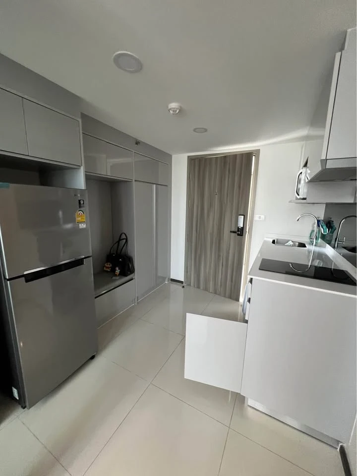 For rent Knightsbridge Space Ratchayothin, duplex room, 1 bedroom, 1 bathroom, very high floor, private corner room, hurry and book now.
