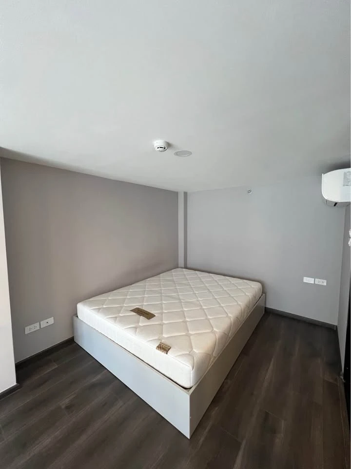 For rent Knightsbridge Space Ratchayothin, duplex room, 1 bedroom, 1 bathroom, very high floor, private corner room, hurry and book now.