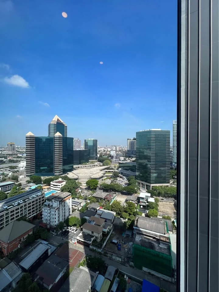 For rent Knightsbridge Space Ratchayothin, duplex room, 1 bedroom, 1 bathroom, very high floor, private corner room, hurry and book now.