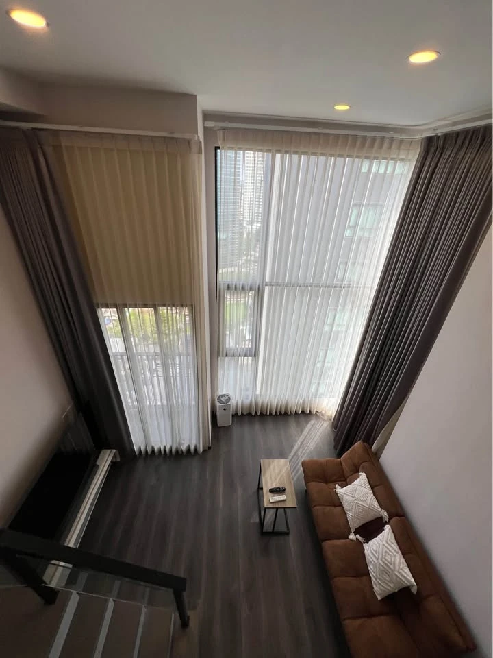 For rent Knightsbridge Space Ratchayothin, duplex room, 1 bedroom, 1 bathroom, very high floor, private corner room, hurry and book now.