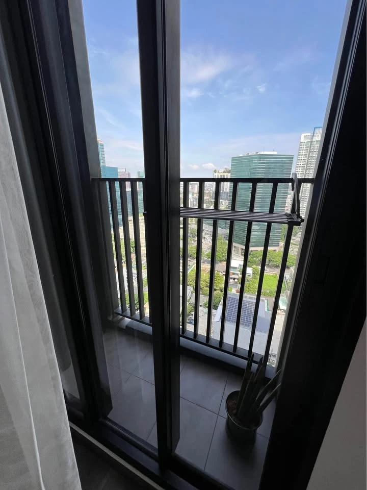 For rent Knightsbridge Space Ratchayothin, duplex room, 1 bedroom, 1 bathroom, very high floor, private corner room, hurry and book now.
