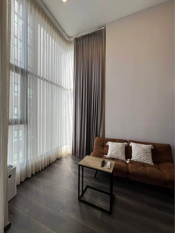 For rent Knightsbridge Space Ratchayothin, duplex room, 1 bedroom, 1 bathroom, very high floor, private corner room, hurry and book now.