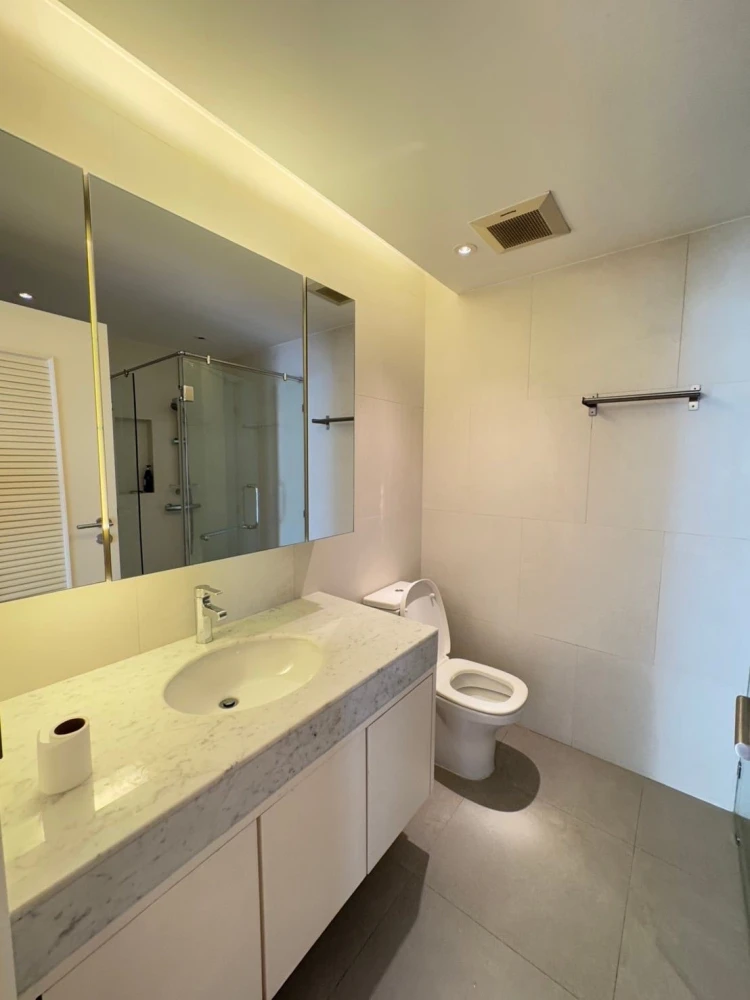 For rent LA CITTA THONGLOR 8 rooms PENTHOUSE, very large usable area, condo that likes to decorate the room, don't miss it.