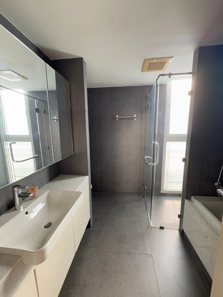 For rent LA CITTA THONGLOR 8 rooms PENTHOUSE, very large usable area, condo that likes to decorate the room, don't miss it.