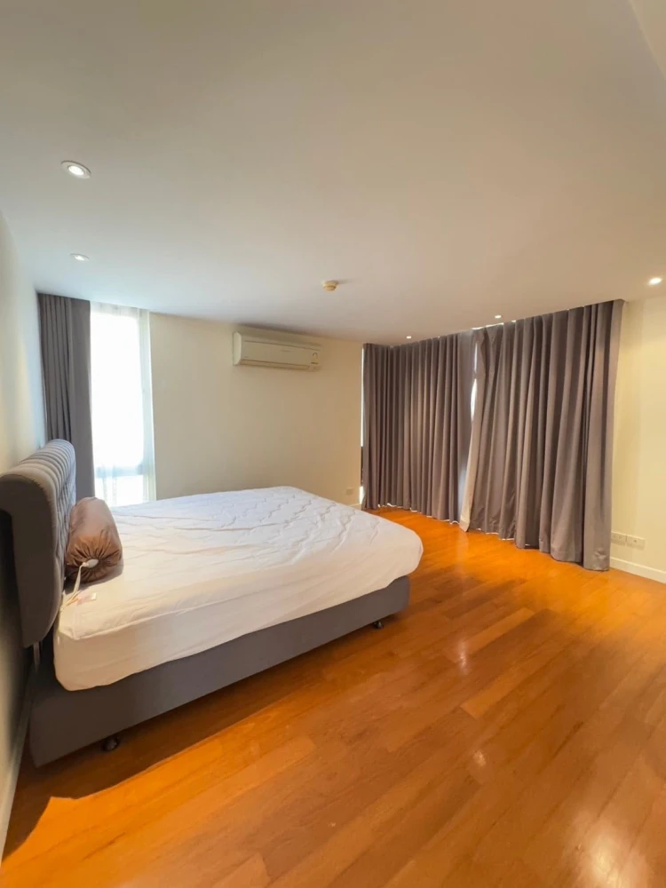 For rent LA CITTA THONGLOR 8 rooms PENTHOUSE, very large usable area, condo that likes to decorate the room, don't miss it.