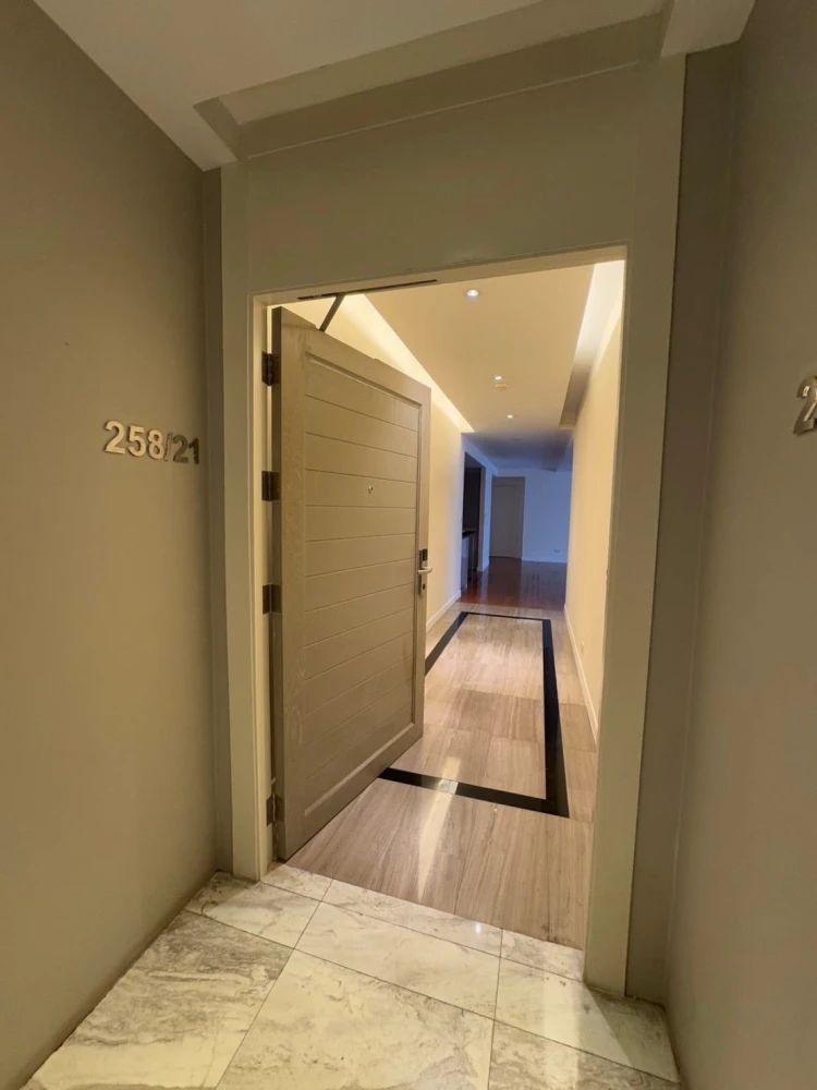 For rent LA CITTA THONGLOR 8 rooms PENTHOUSE, very large usable area, condo that likes to decorate the room, don't miss it.