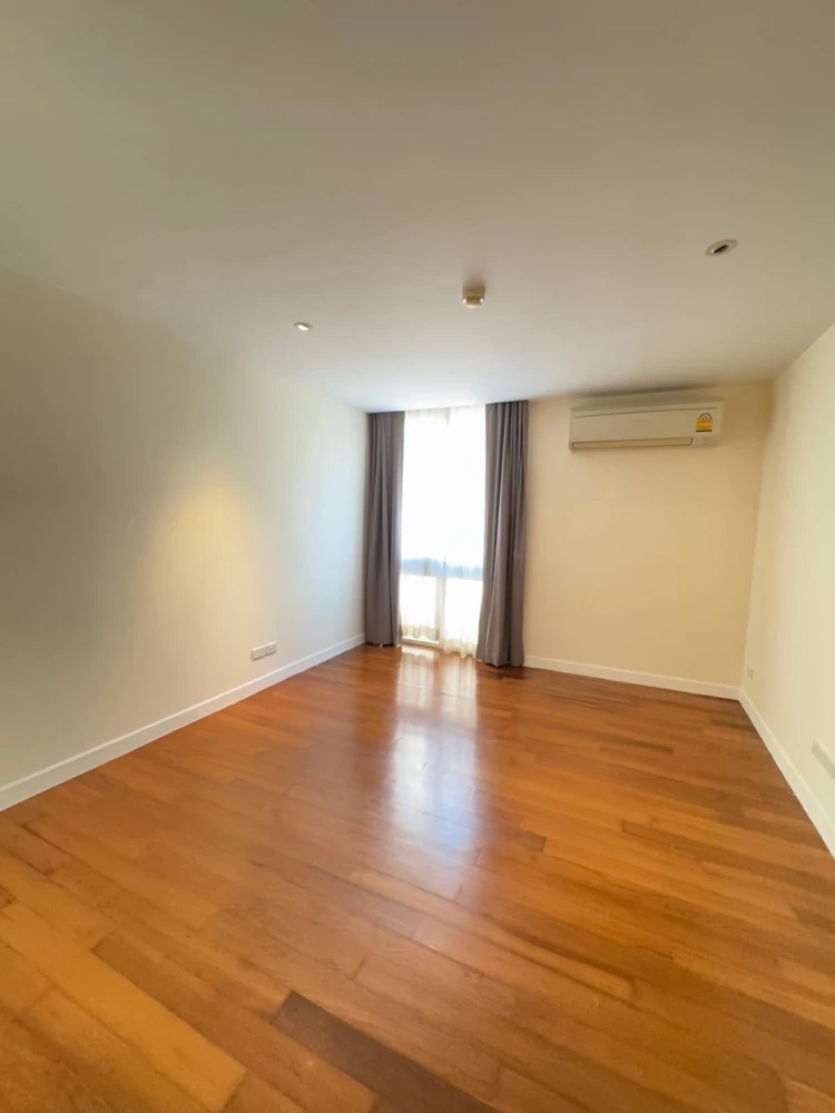 For rent LA CITTA THONGLOR 8 rooms PENTHOUSE, very large usable area, condo that likes to decorate the room, don't miss it.