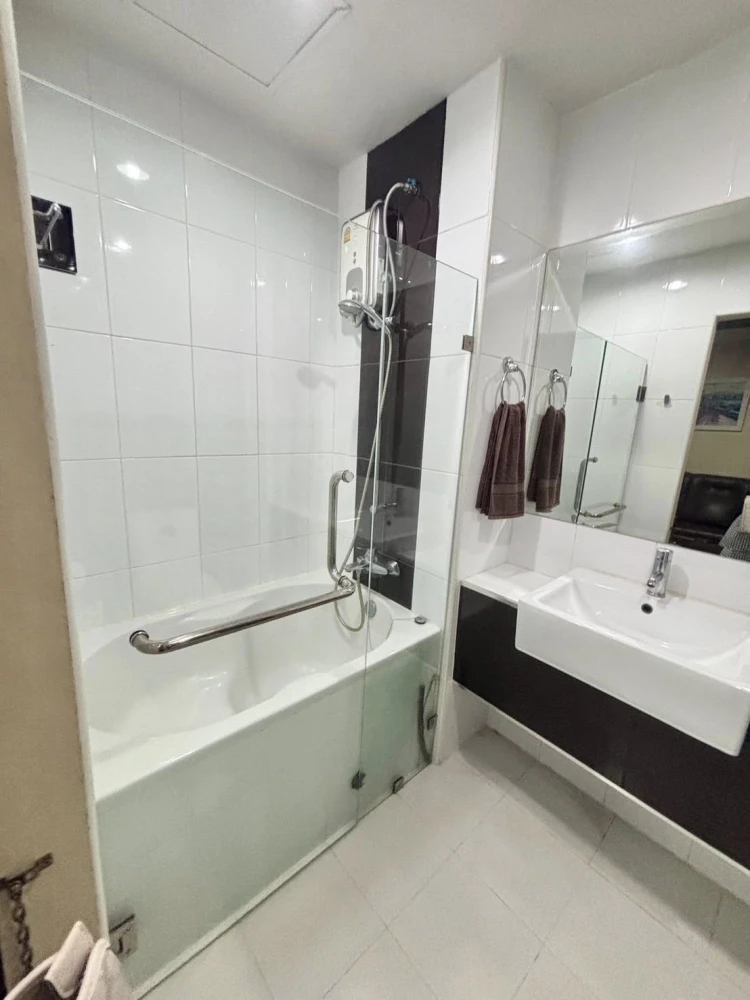 For rent: Ladda Condoview, a nice room, good location, comes with complete facilities, beautiful view, not blocked, reserve now.
