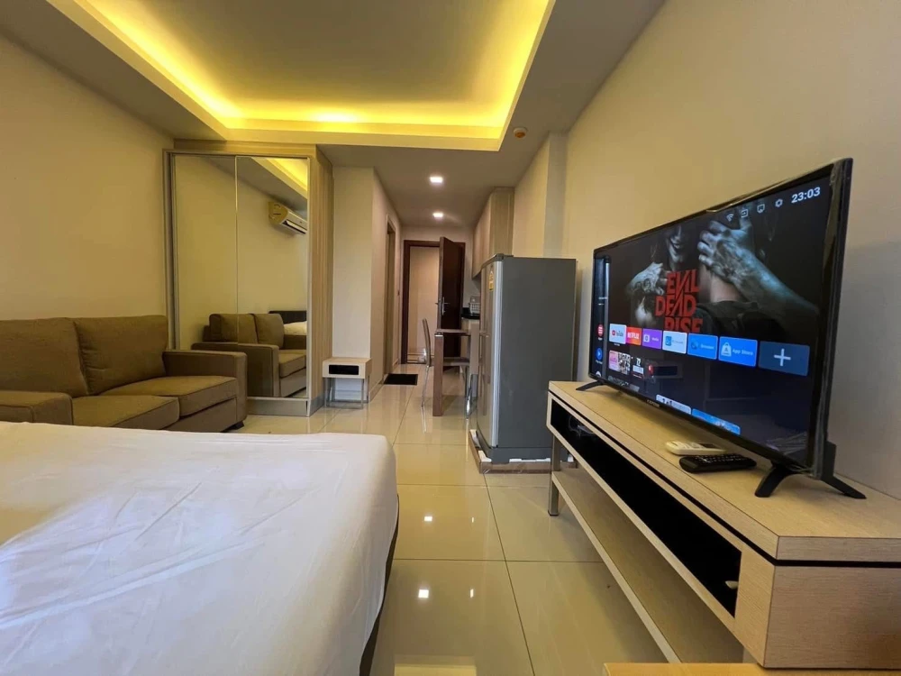 For rent Laguna Beach Resort Jomtien Studio room, good location, beautiful view, not blocked, hurry and book now!