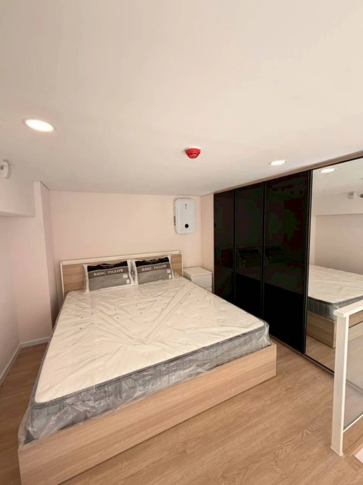 For rent: Landmark @MRTA Station, a 2-story duplex condo with high ceilings, spacious and comfortable. Move-in ready.
