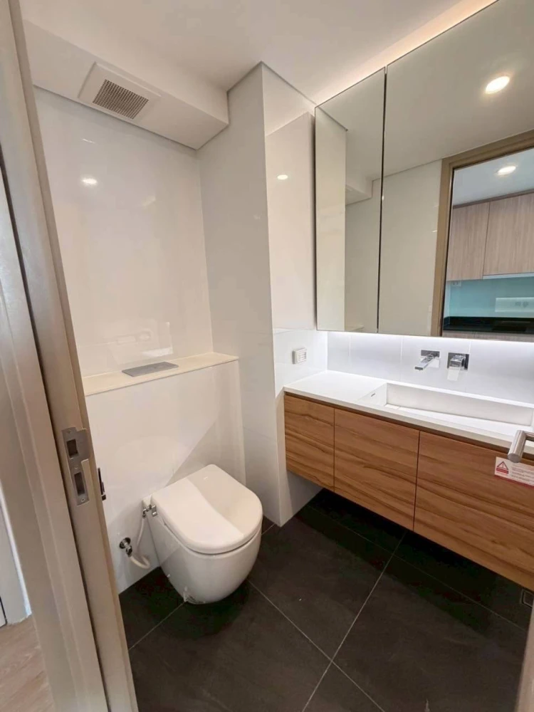 For rent: Landmark @MRTA Station, a 2-story duplex condo with high ceilings, spacious and comfortable. Move-in ready.