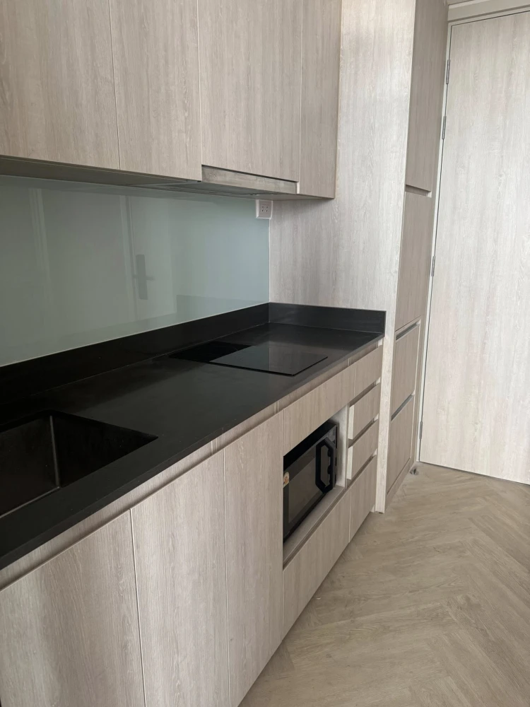 For rent: Landmark @ MRTA Station, spacious room with plenty of usable space, high ceiling, airy, good location, fully furnished, don't miss it!