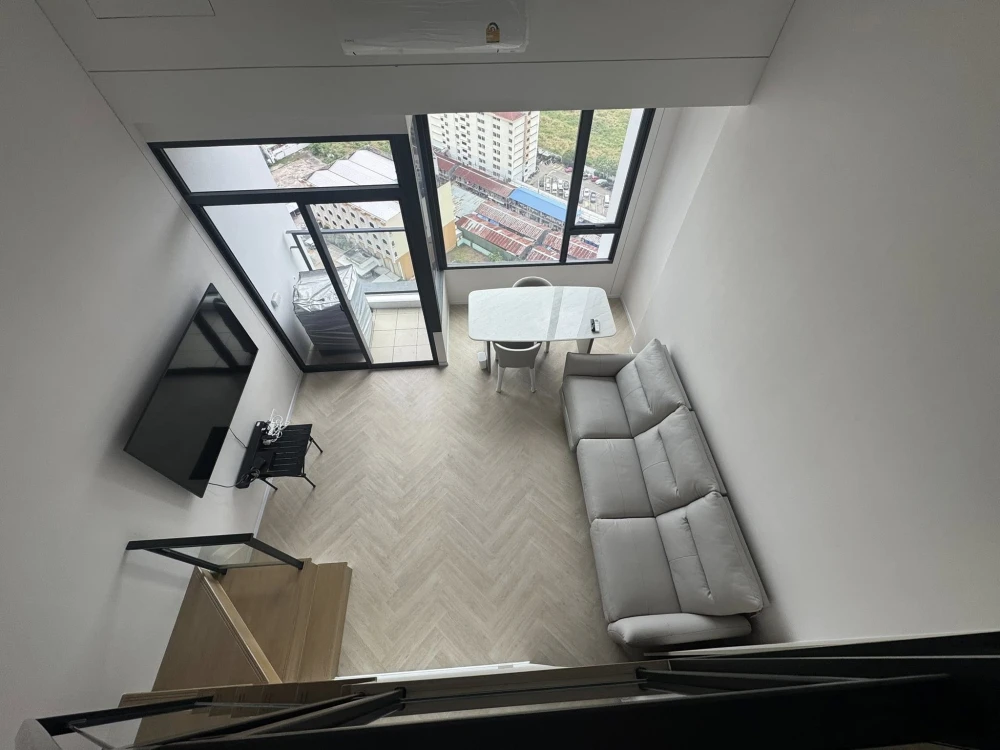 For rent: Landmark @ MRTA Station, spacious room with plenty of usable space, high ceiling, airy, good location, fully furnished, don't miss it!