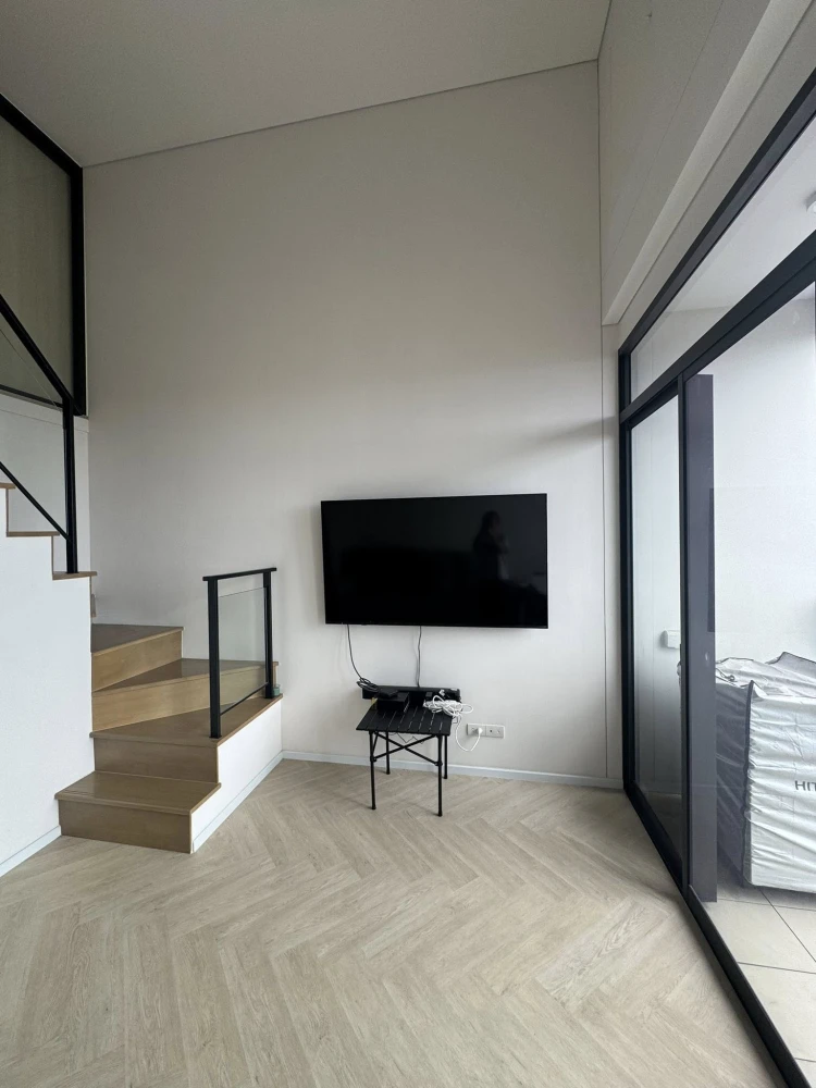 For rent: Landmark @ MRTA Station, spacious room with plenty of usable space, high ceiling, airy, good location, fully furnished, don't miss it!