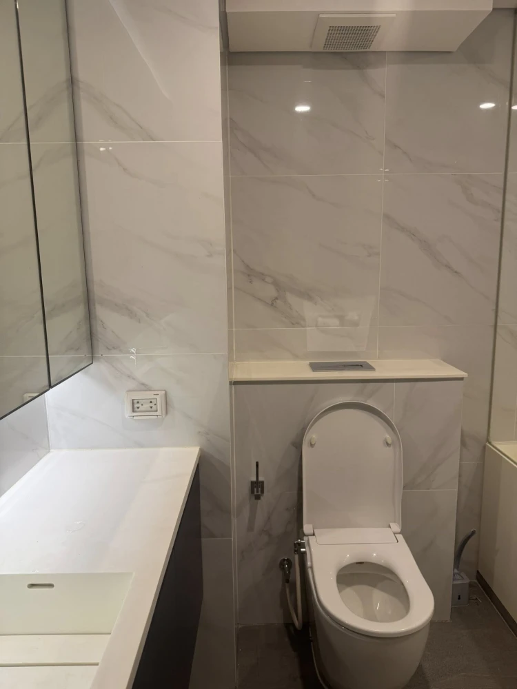 For rent: Landmark @ MRTA Station, spacious room with plenty of usable space, high ceiling, airy, good location, fully furnished, don't miss it!