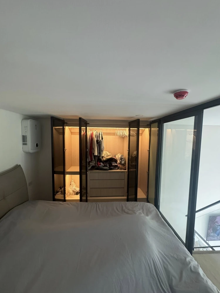 For rent: Landmark @ MRTA Station, spacious room with plenty of usable space, high ceiling, airy, good location, fully furnished, don't miss it!