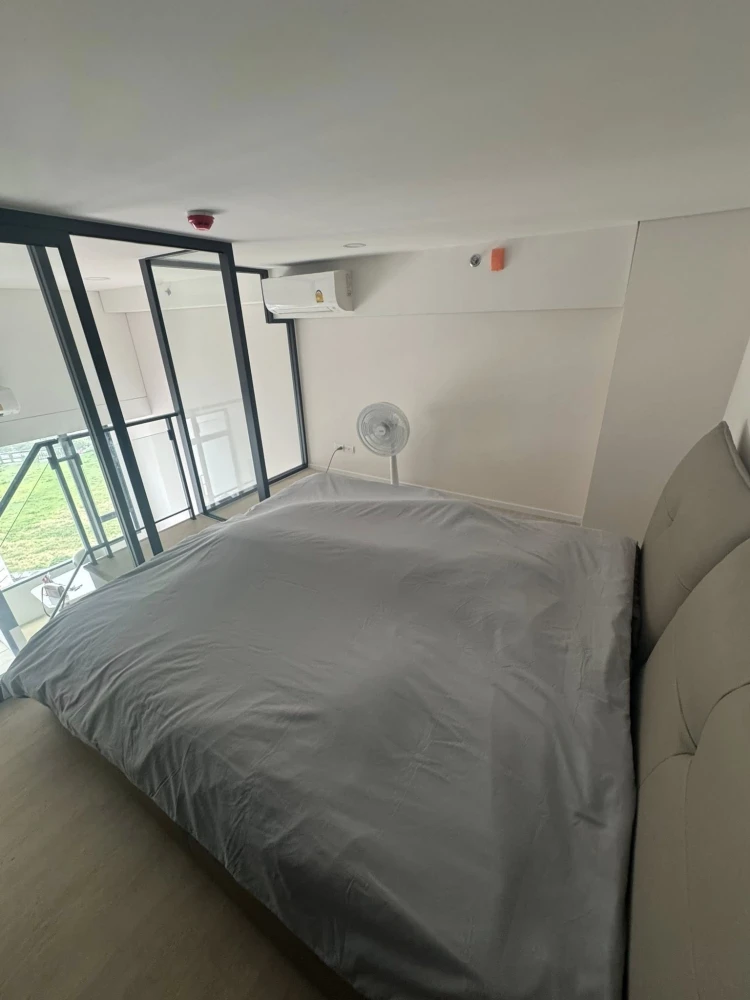 For rent: Landmark @ MRTA Station, spacious room with plenty of usable space, high ceiling, airy, good location, fully furnished, don't miss it!