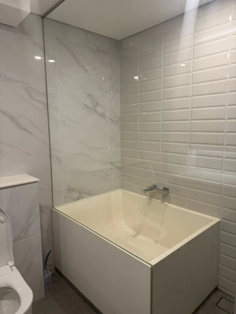 For rent: Landmark @ MRTA Station, spacious room with plenty of usable space, high ceiling, airy, good location, fully furnished, don't miss it!