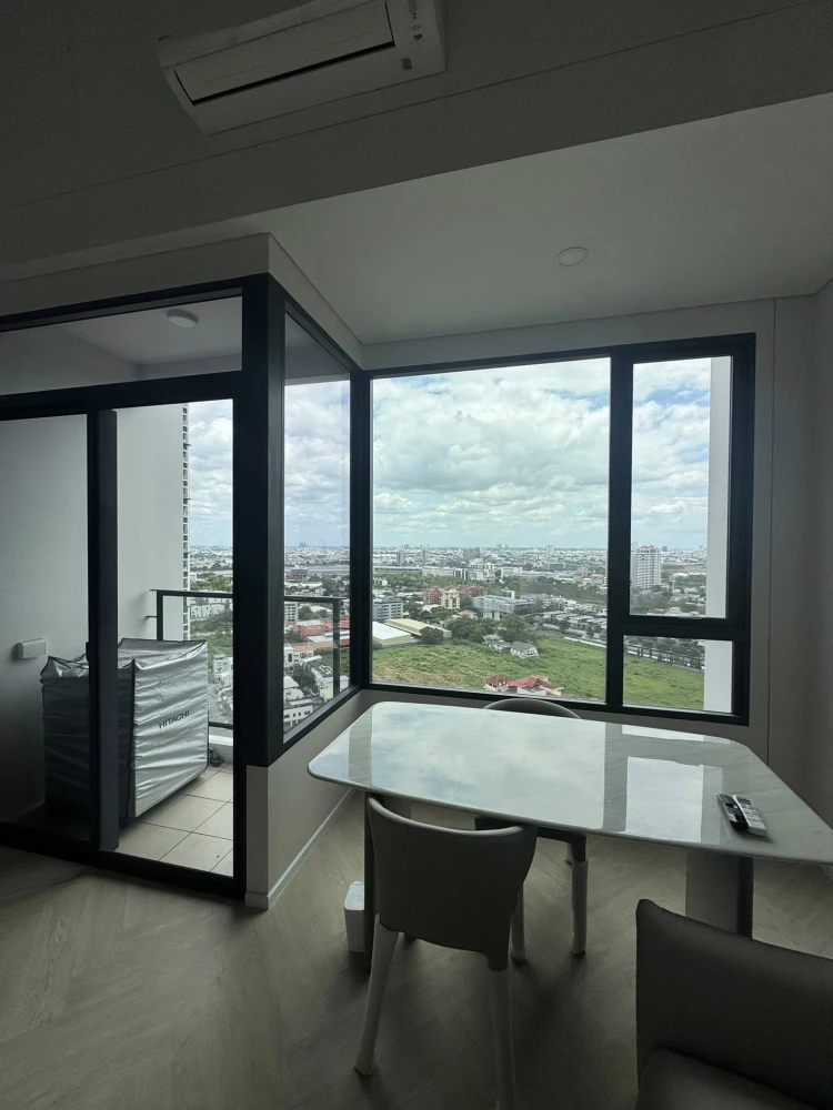 For rent: Landmark @ MRTA Station, spacious room with plenty of usable space, high ceiling, airy, good location, fully furnished, don't miss it!