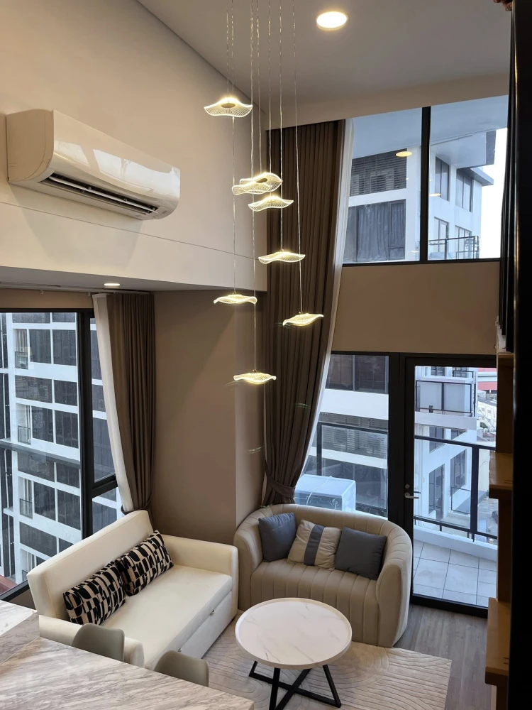 Landmark @MRTA Station condo for rent. High ceilings, spacious, and fully furnished. Book now!