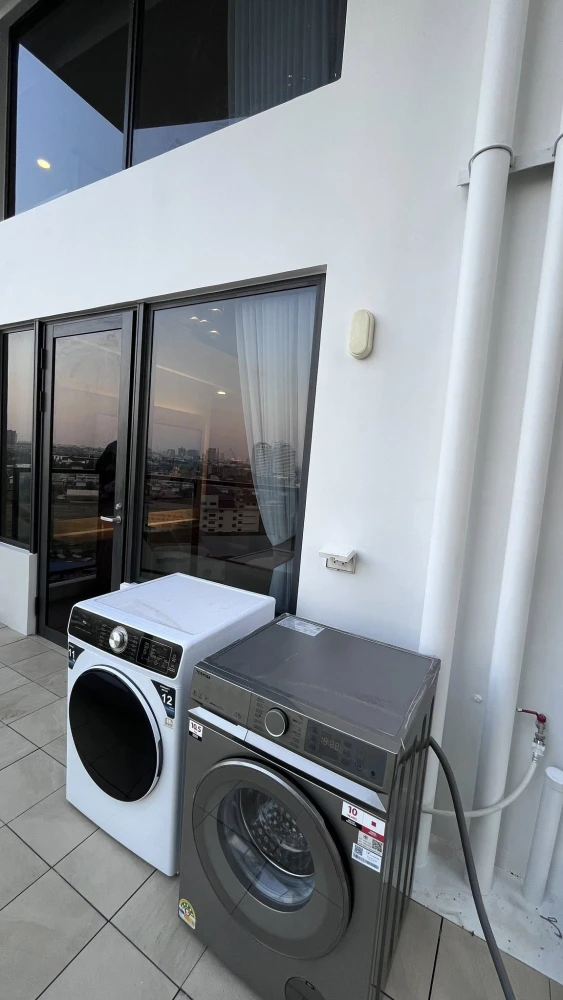 Landmark @MRTA Station condo for rent. High ceilings, spacious, and fully furnished. Book now!