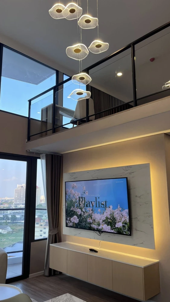 Landmark @MRTA Station condo for rent. High ceilings, spacious, and fully furnished. Book now!