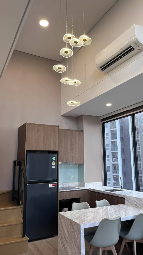 Landmark @MRTA Station condo for rent. High ceilings, spacious, and fully furnished. Book now!