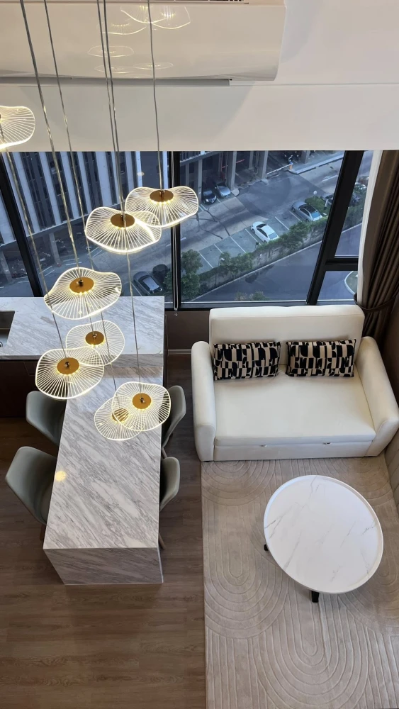 Landmark @MRTA Station condo for rent. High ceilings, spacious, and fully furnished. Book now!