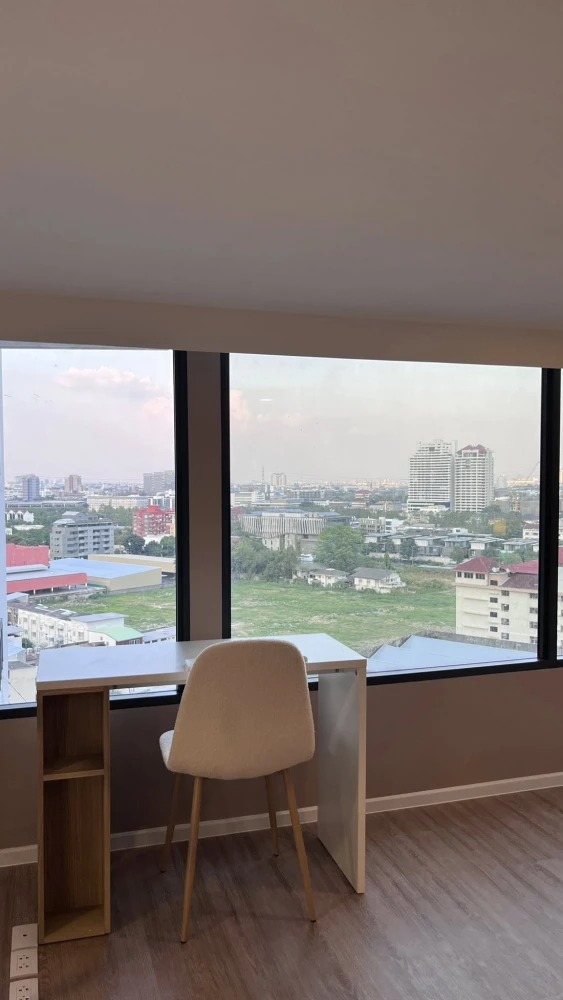 Landmark @MRTA Station condo for rent. High ceilings, spacious, and fully furnished. Book now!