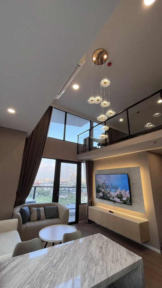Landmark @MRTA Station condo for rent. High ceilings, spacious, and fully furnished. Book now!