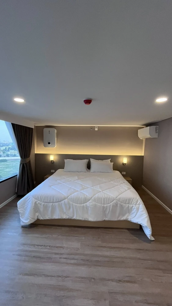 Landmark @MRTA Station condo for rent. High ceilings, spacious, and fully furnished. Book now!