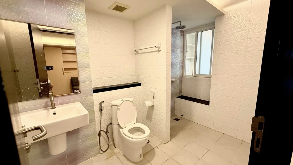For rent: Le Champ Premium, spacious and very comfortable room with solid built-in furniture. Book now!